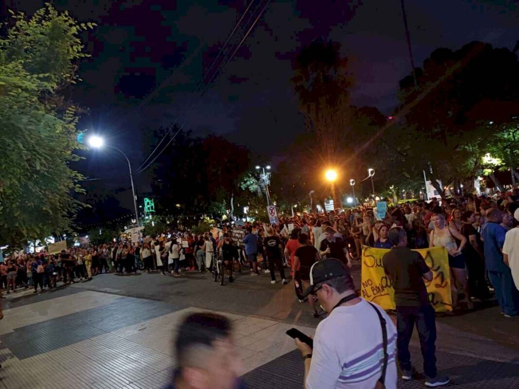 la-rioja:-protesta-de-los-empleados-publicos-en-reclamo-de-mejoras-salariales-y-en-contra-de-la-cuasimoneda