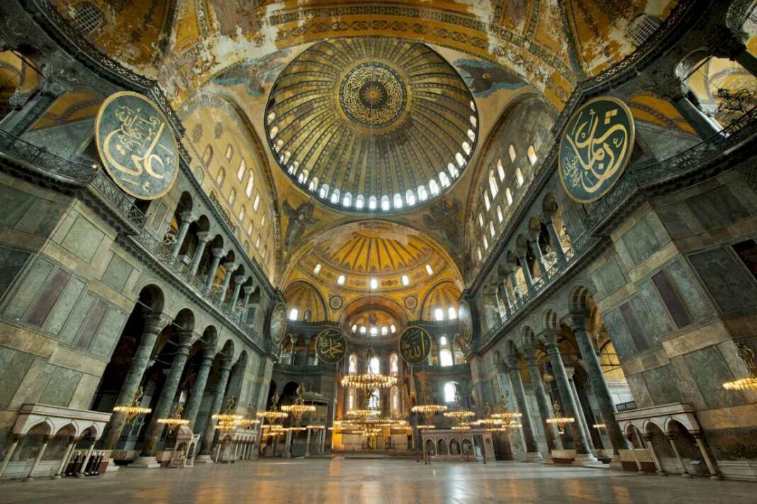 estambul:-la-mezquita-de-santa-sofia-comenzo-a-cobrar-una-entrada-de-25-euros-a-los-turistas