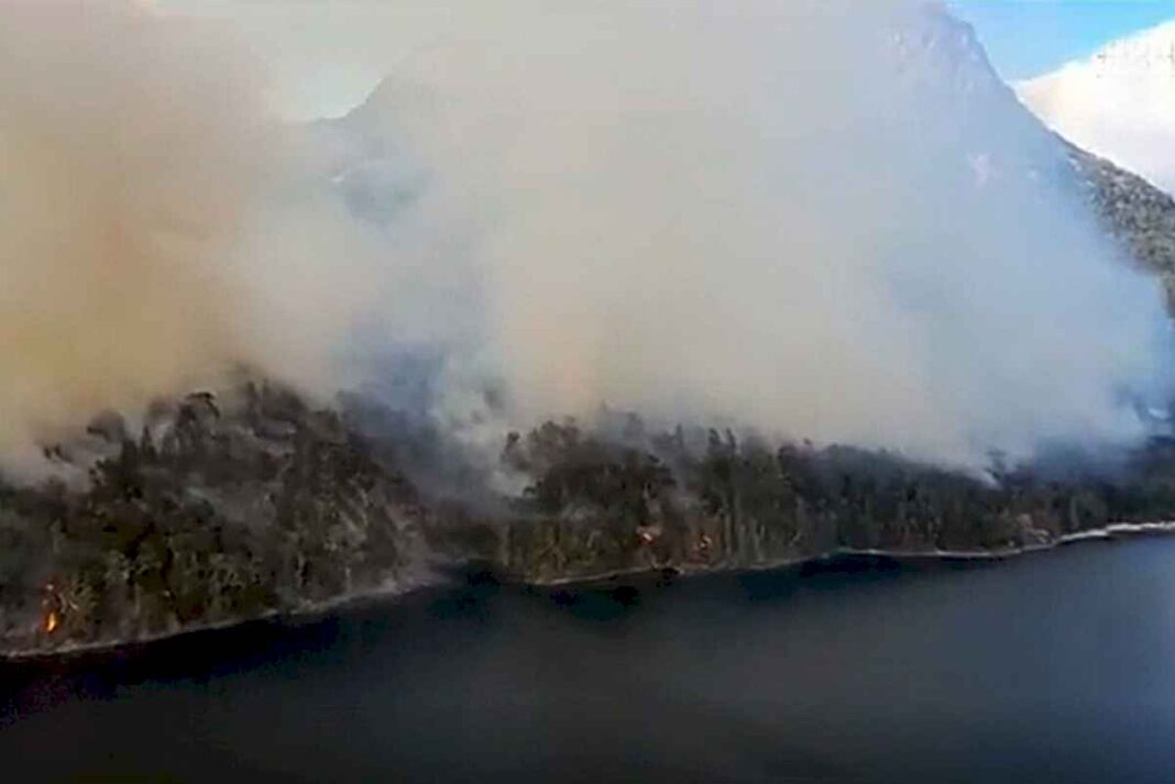 cierran-circuitos-del-parque-nacional-nahuel-huapi-por-un-incendio-forestal