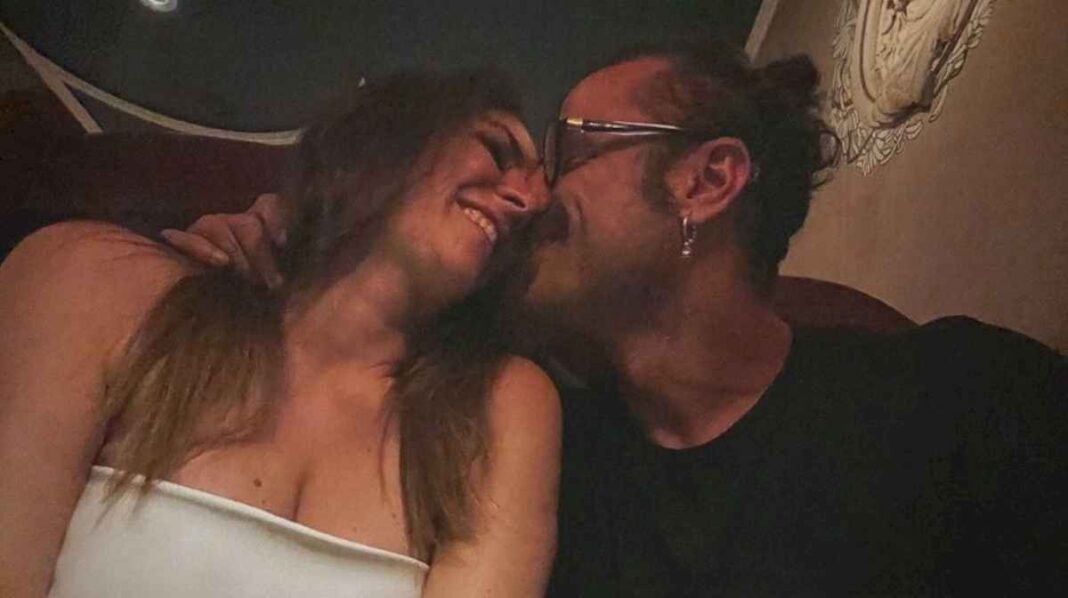 daniel-osvaldo-y-daniela-ballester-adelantaron-el-festejo-de-san-valentin-con-una-foto-desde-la-cama