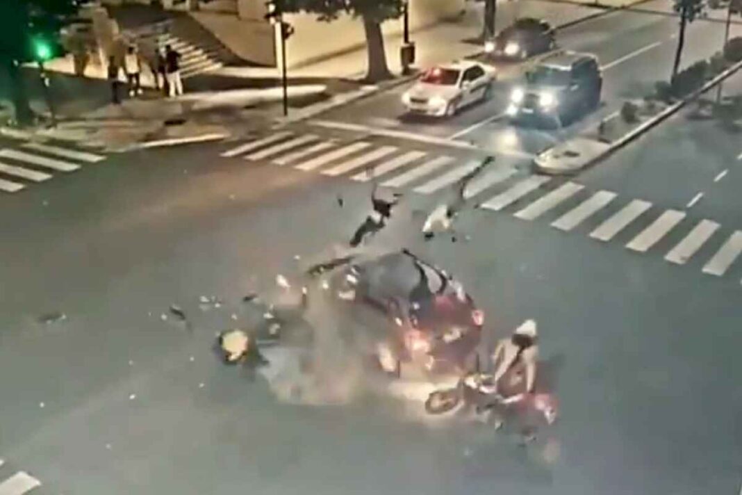 impactante-choque-de-dos-motos-y-un-auto-en-la-plata