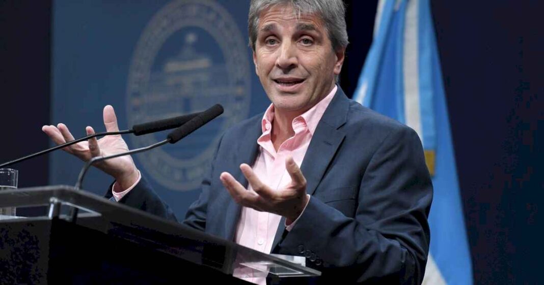 luis-caputo-cruzo-a-cristina-kirchner-por-sus-criticas-al-gobierno-de-javier-milei:-«la-invito-a-tener-un-poco-de-dignidad-y-permanecer-callada»