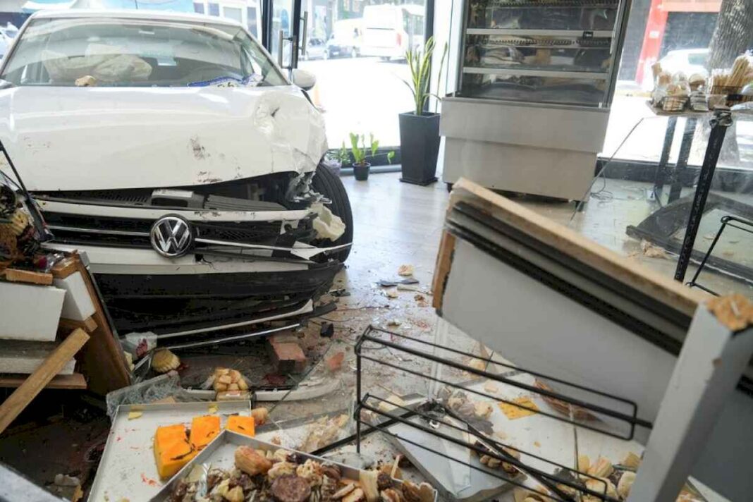 un-auto-se-incrusto-en-una-panaderia