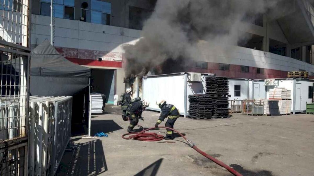 maria-becerra,-en-river:-el-video-de-los-bomberos-que-dominaron-el-incendio-en-el-monumental