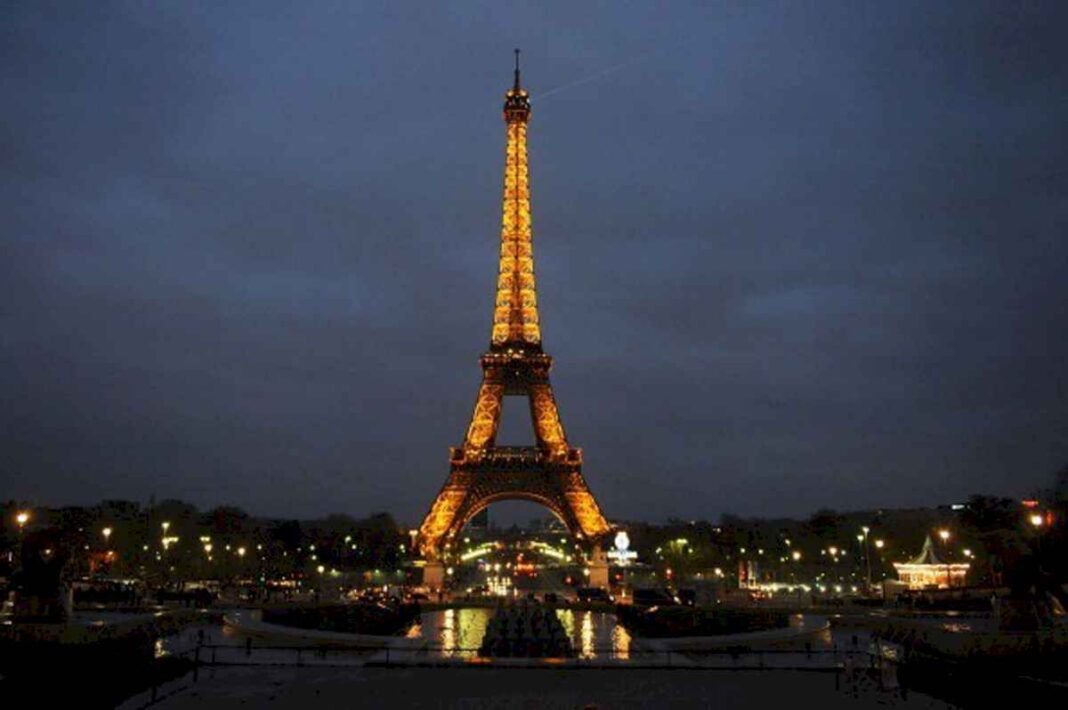 nuevo-record-mundial.-una-francesa-trepo-110-metros-de-la-torre-eiffel