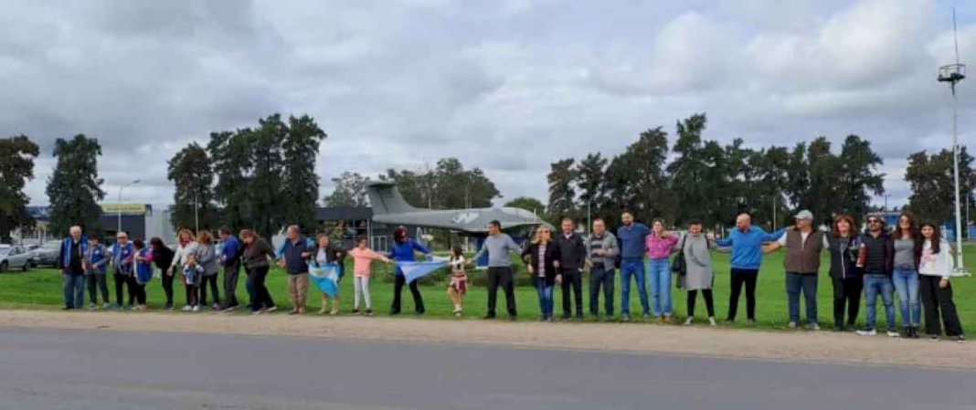 vidas-en-riesgo.-masivo-abrazo-simbolico-por-mas-de-200-kilometros-de-una-ruta-nacional-intransitable