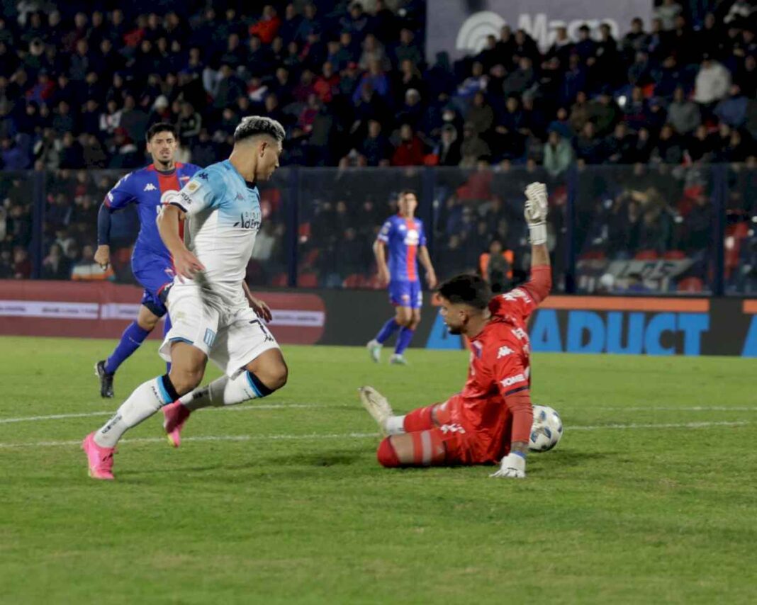 racing:-la-colosal-definicion-de-maxi-salas-en-la-goleada-ante-tigre-por-4-0-por-la-liga-profesional