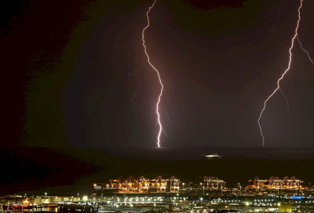 las-impactantes-imagenes-de-las-feroces-tormentas-que-azotan-el-mediterraneo:-vientos-de-90-km/h-y-mas-de-30.000-rayos