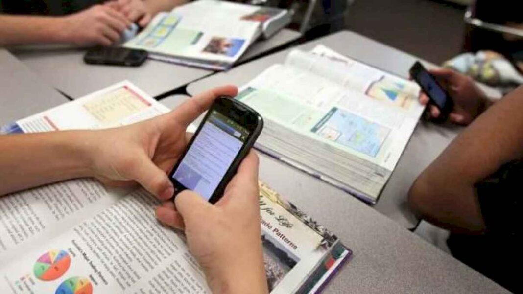 polemica-por-la-regulacion-del-uso-del-celular-en-las-aulas