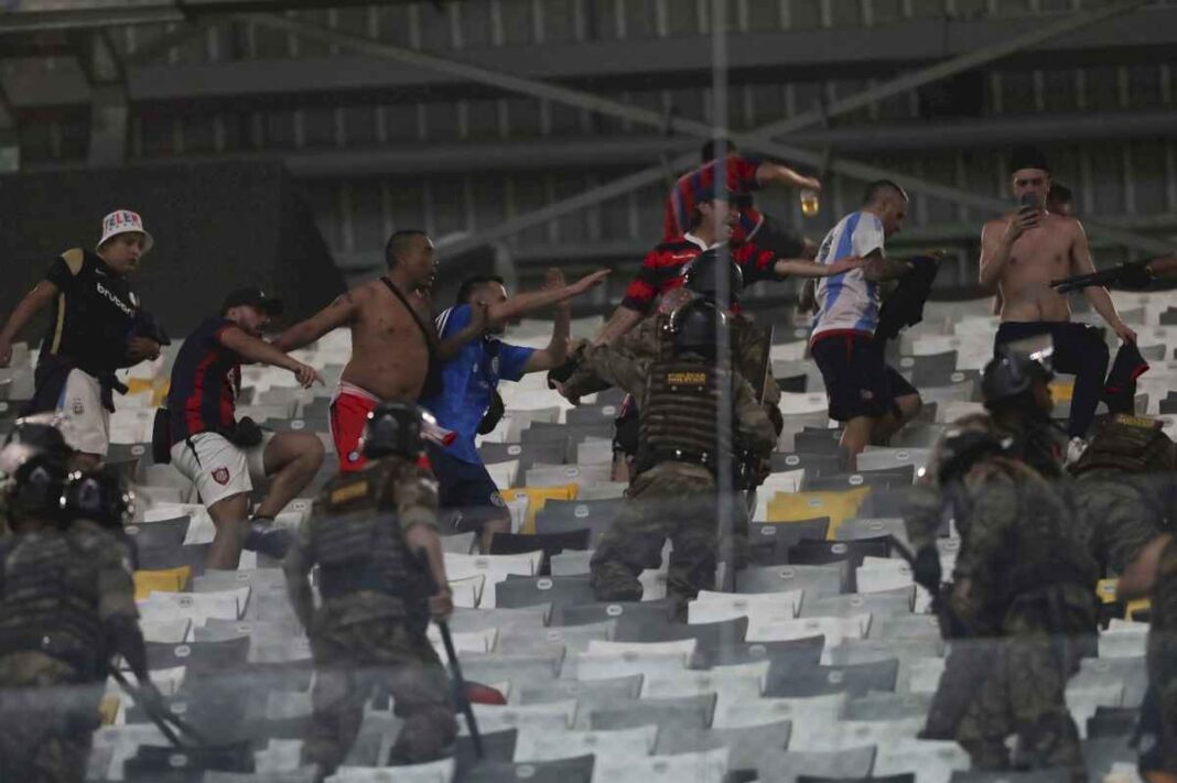 incidentes-con-los-hinchas-de-san-lorenzo-frente-a-mineiro:-bastonazos-y-bombas-de-gas-lacrimogeno-en-brasil