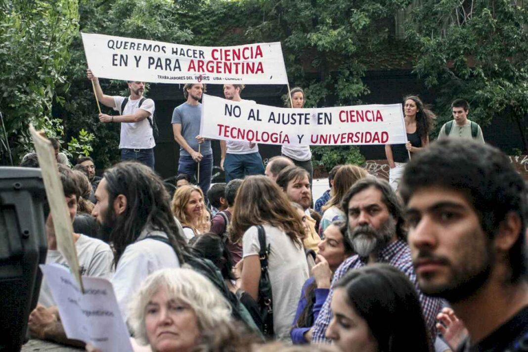 ante-el-filo-de-la-motosierra,-otra-vez-el-unico-escape-es-ezeiza