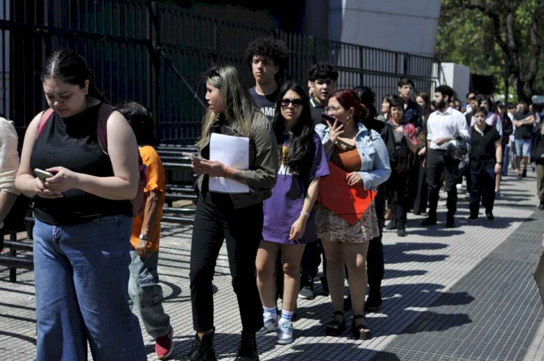 las-largas-filas-de-la-desesperanza-en-la-argentina-de-milei