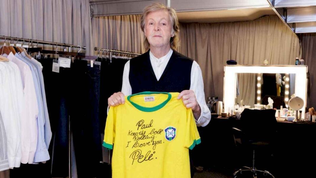 paul-mccartney-recibio-una-camiseta-firmada-por-pele-perdida-desde-2019