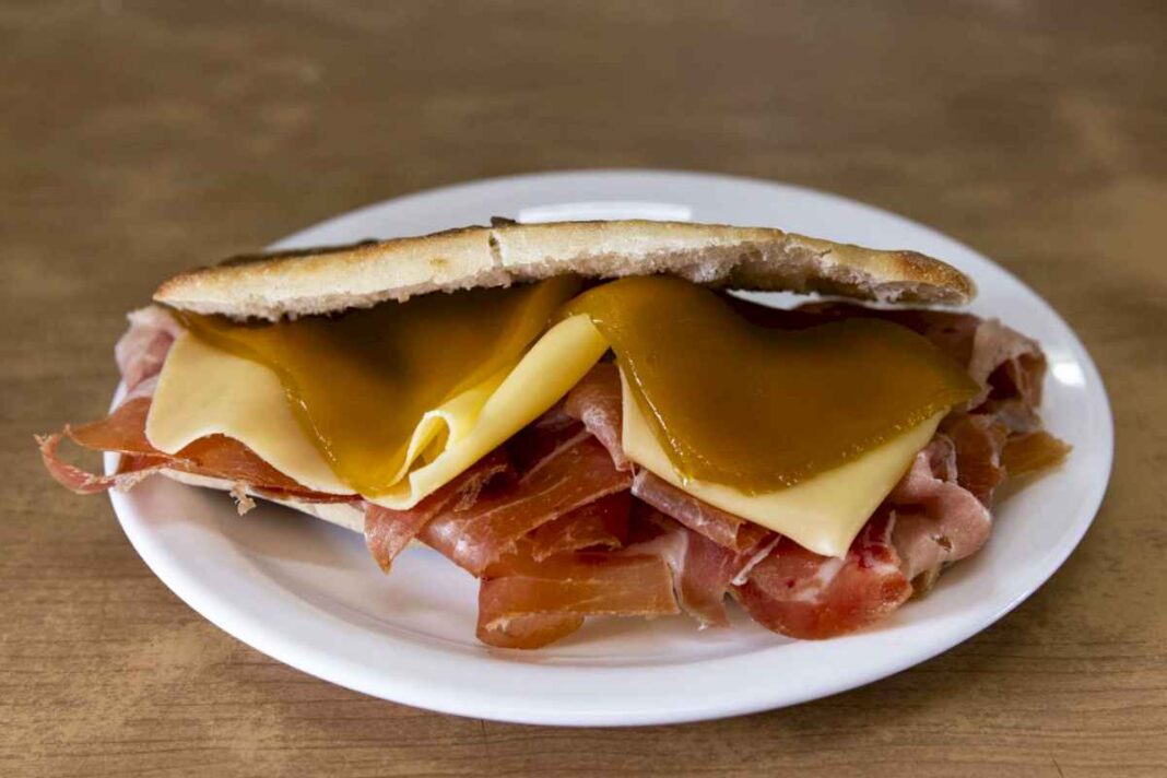 una-vez-que-lo-probas,-no-hay-vuelta-atras:-el-exotico-sandwich-que-se-sirve-en-un-bar-de-caseros-y-que-es-unico-en-el-mundo