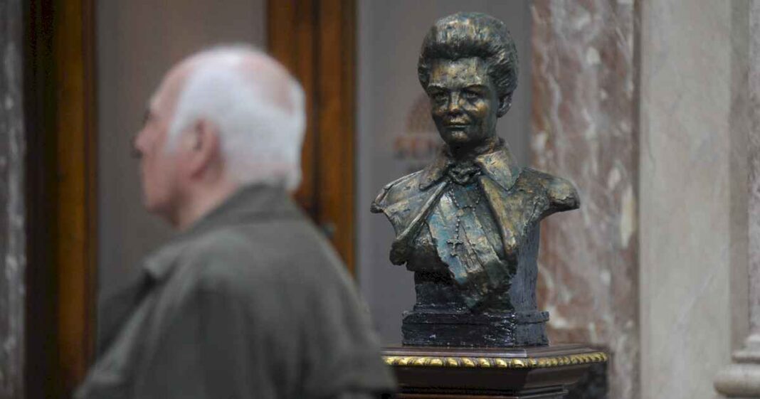 la-historia-detras-del-busto-de-isabel-peron-que-villarruel-puso-en-el-senado:-el-escultor-que-fue-chofer-de-iorio-y-el-pedido-del-emblema-del-metal-argentino-a-la-vice