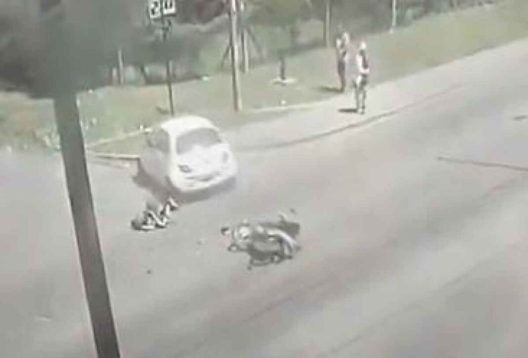 brutal-impacto.-un-motociclista-fue-trasladado-inconsciente-tras-chocar-contra-el-lateral-de-un-auto