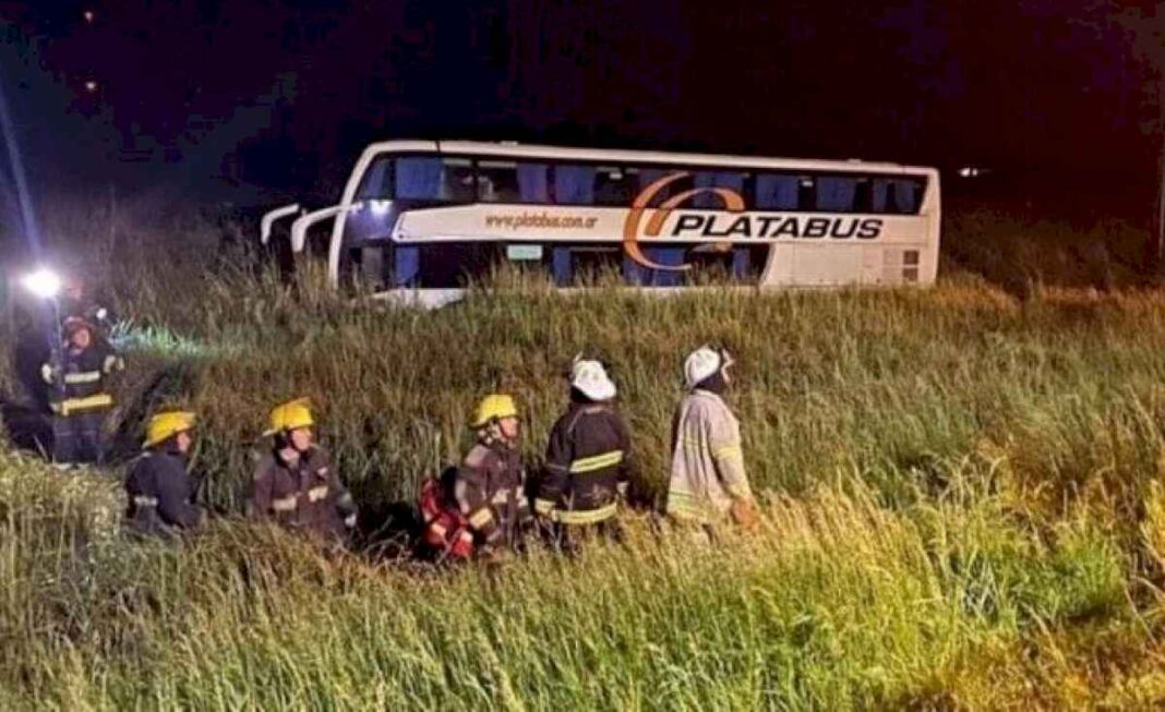 tragedia-en-ruta-2:-un-muerto-y-14-heridos-por-el-despiste-de-un-micro-en-castelli