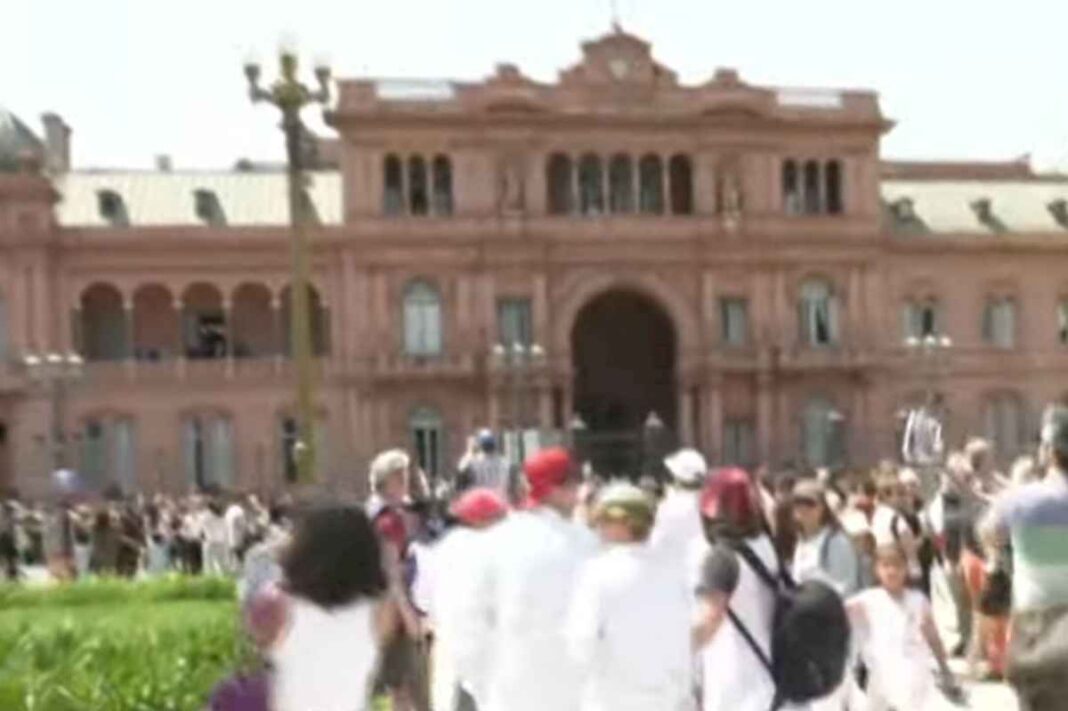 asi-fue-el-momento-en-que-estudiantes-de-universidades-gritaron-contra-milei-cuando-salio-al-balcon-por-su-cumpleanos-54