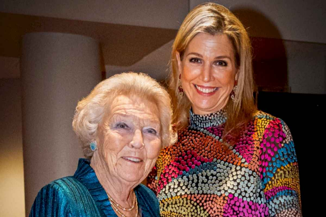 maxima-zorreguieta-deslumbro-con-un-sofisticado-vestido-multicolor-en-una-salida-con-su-suegra