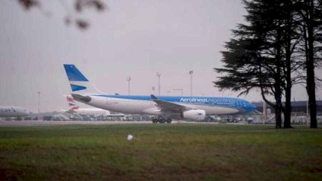 demoras-en-el-aeropuerto-de-ezeiza-por-las-fuertes-tormentas