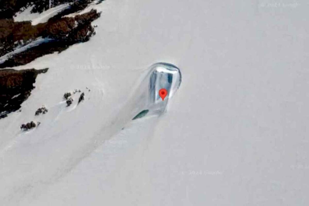 encuentran-una-misteriosa-puerta-de-hielo-en-la-antartida-entre-la-nieve-y-las-montanas