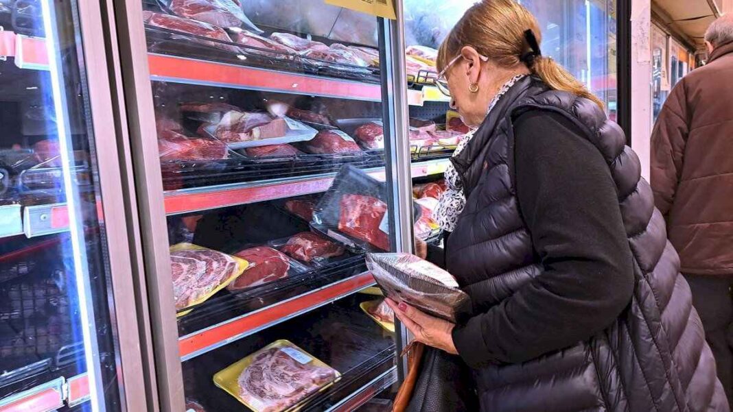 las-ventas-en-supermercados-y-mayoristas-frenaron-racha-bajista:-repuntaron-hasta-2,2%-mensual-en-agosto