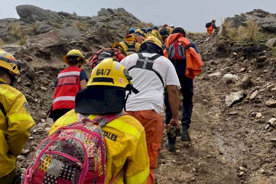 un-grupo-de-adolescentes-desompuestos-en-el-cerro-champaqui