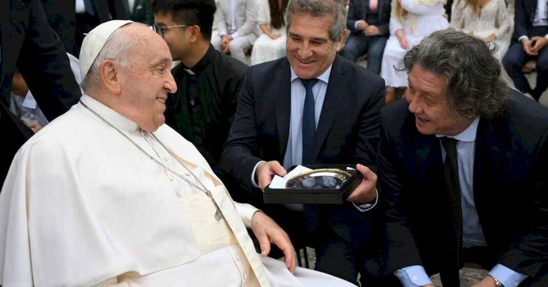 dos-senadores-libertarios-vetados-por-karina-milei-se-sacaron-fotos-con-el-papa-francisco-en-el-vaticano