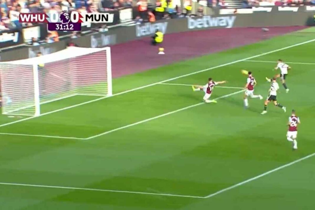 el-increible-gol-que-se-perdio-diogo-dalot-en-manchester-united,-cuya-crisis-lo-sigue-hundiendo-en-la-premier-league