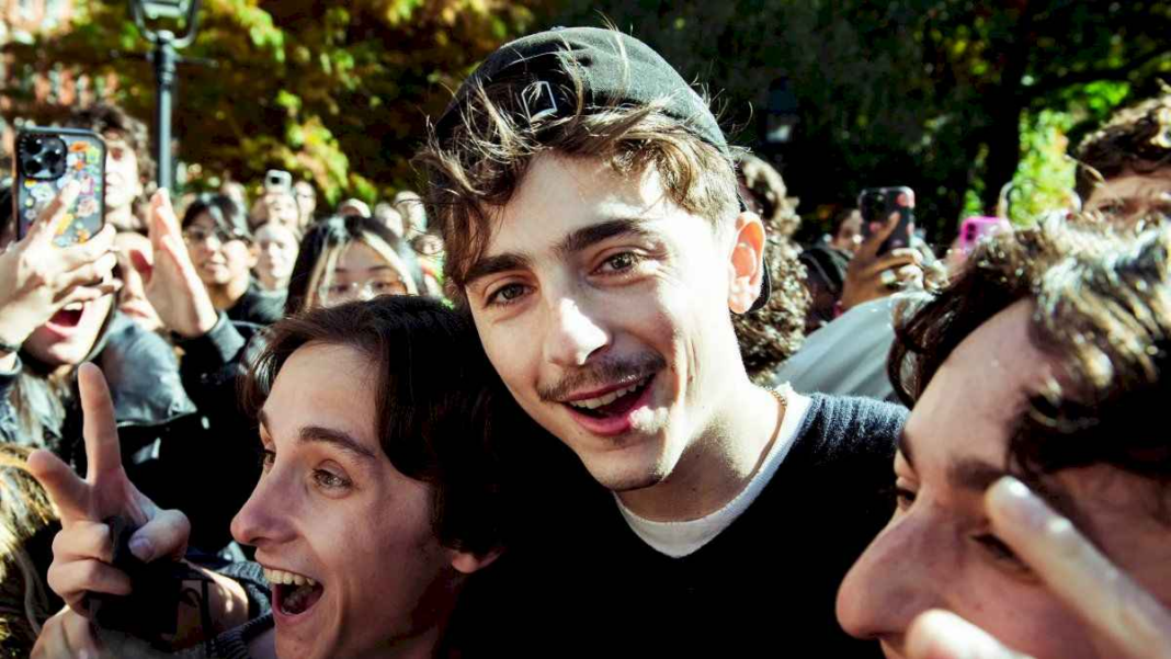 timothee-chalamet-sorprendio-a-sus-fans:-el-actor-aparecio-en-un-concurso-de-dobles-de-el-mismo