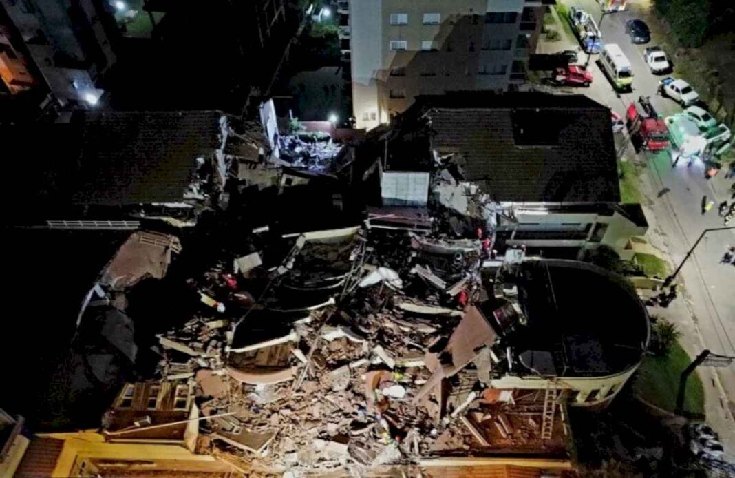 derrumbe-en-un-edificio-de-villa-gesell:-confirman-que-hay-un-muerto-y-sigue-la-busqueda-de-desaparecidos