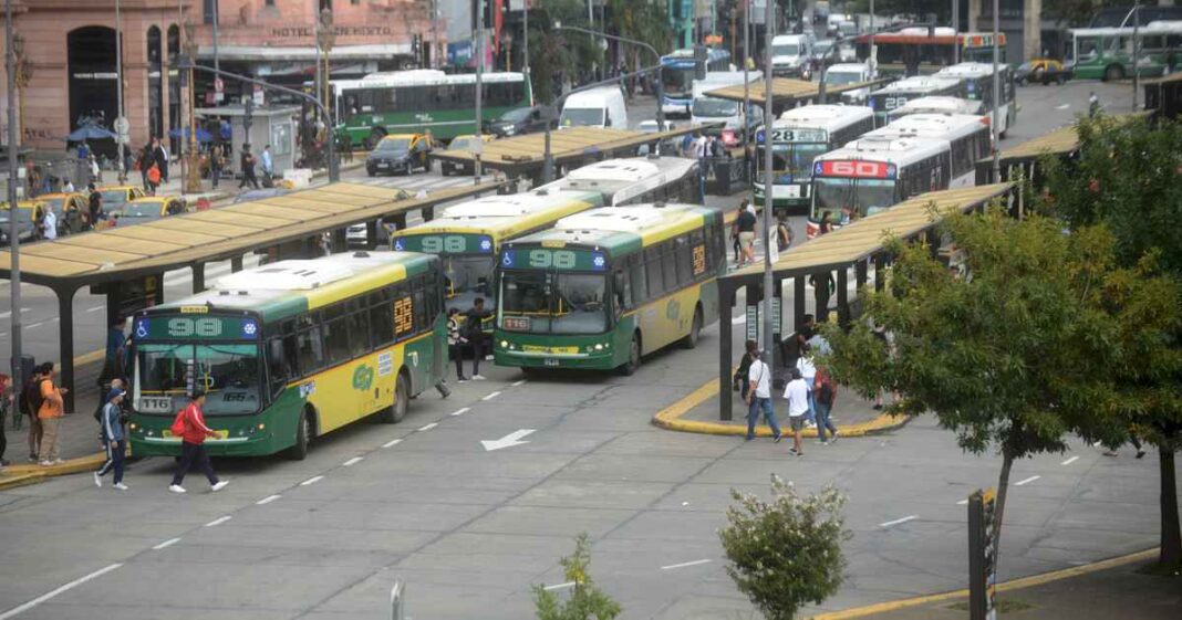 los-colectiveros-no-se-suben-al-paro-politico-de-los-gremios-del-transporte,-pero-amenazan-con-su-propia-huelga