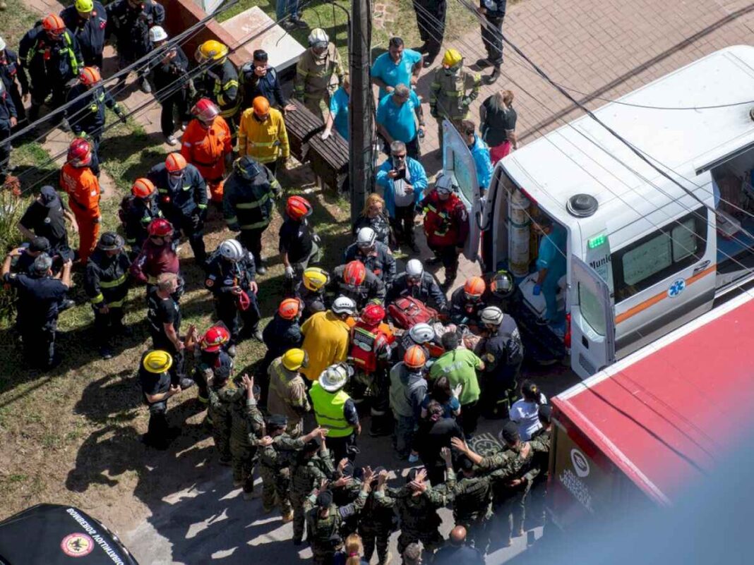 derrumbe-en-un-edificio-de-villa-gesell:-un-muerto,-una-mujer-rescatada-y-como-sigue-la-busqueda-de-personas-desaparecidas