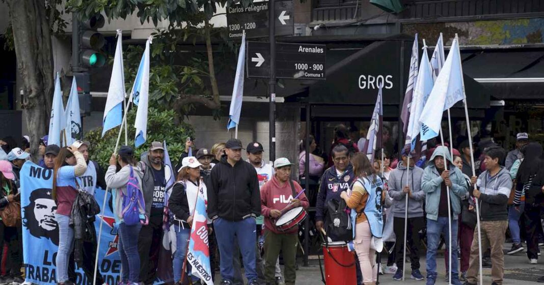 en-medio-del-paro-de-transporte,-los-piqueteros-realizan-una-jornada-de-mas-de-500-cortes-y-ollas-populares