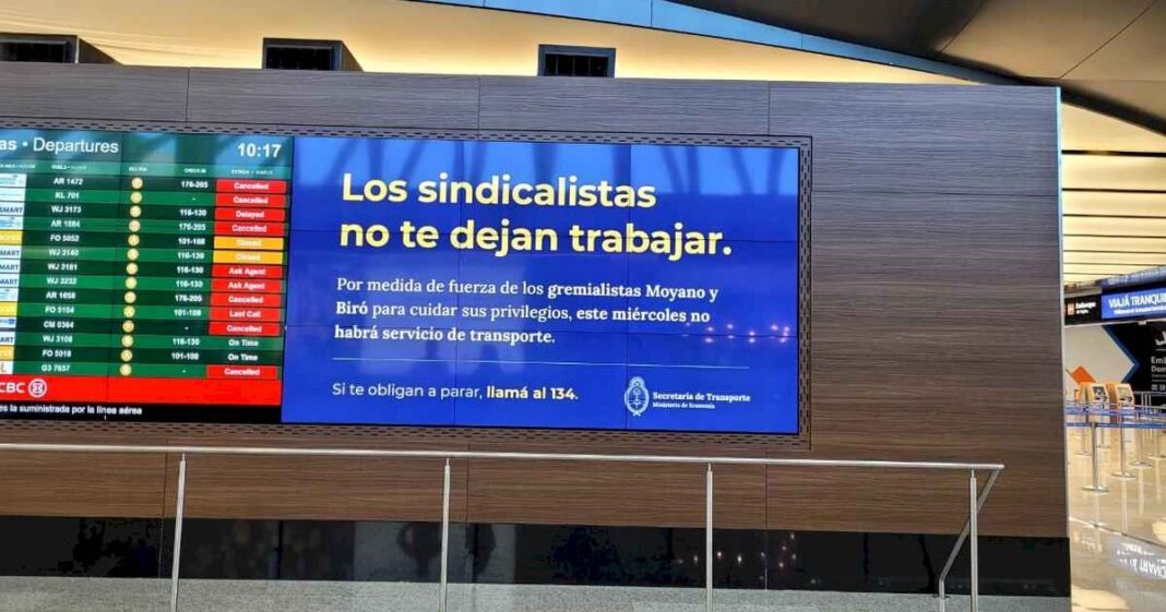 la-«guerrilla-comunicacional»-del-gobierno-contra-el-paro-del-transporte:-mensajes-en-el-celular-y-carteles-en-las-estaciones-contra-los-sindicalistas