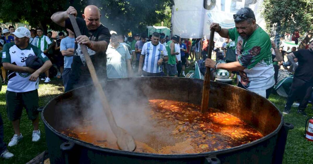 en-medio-del-paro-de-transporte,-los-piqueteros-protestan-con-cortes-y-ollas-populares:-hubo-tension-frente-a-la-planta-de-mercado-libre-en-la-matanza