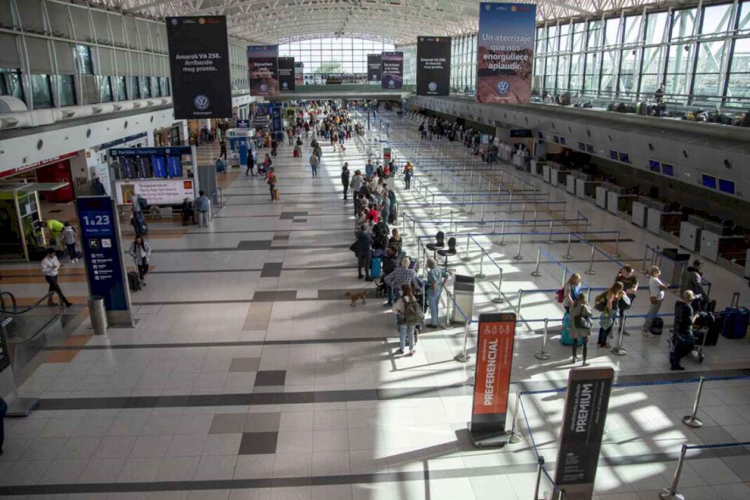 detienen-en-el-aeropuerto-de-ezeiza-a-una-pareja-que-se-llevaba-a-una-beba-recien-nacida-de-un-vientre-subrogado