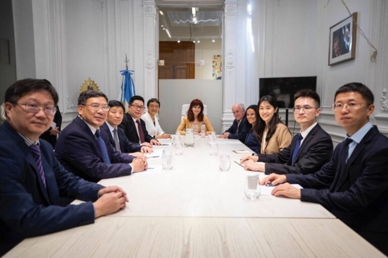 Cristina recibió una delegación china en el Patria
