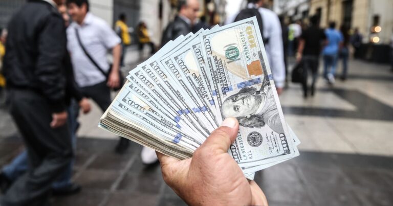 Dólar hoy: la cotización libre cae a $1.125 para la venta, un piso en tres semanas