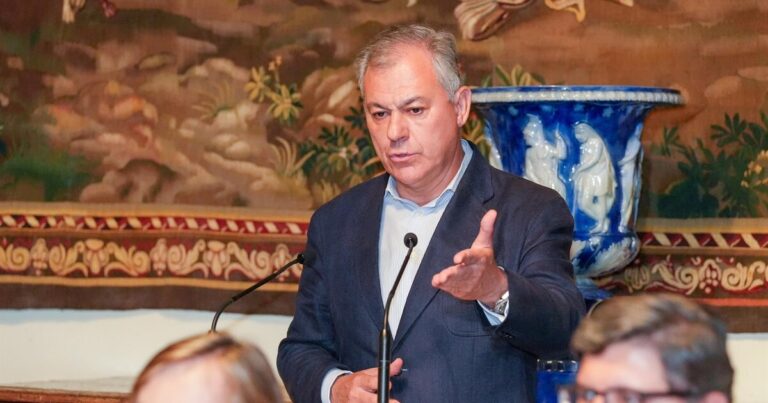 Alcalde de Sevilla agradece a Graciani «su trabajo» y propone a Julio Cuesta como nuevo comisario del Centenario del 29