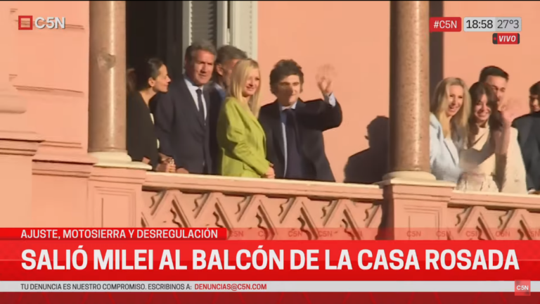 Javier Milei salió al balcón de la Casa Rosada después de grabar el discurso: «Derrotamos a la inflación y domamos al tipo de cambio»
