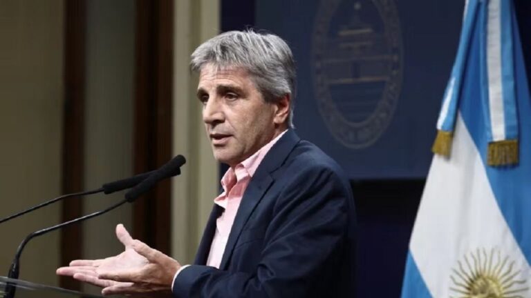 El pago de los bonos y la inflación de diciembre, en la mira de Luis Caputo