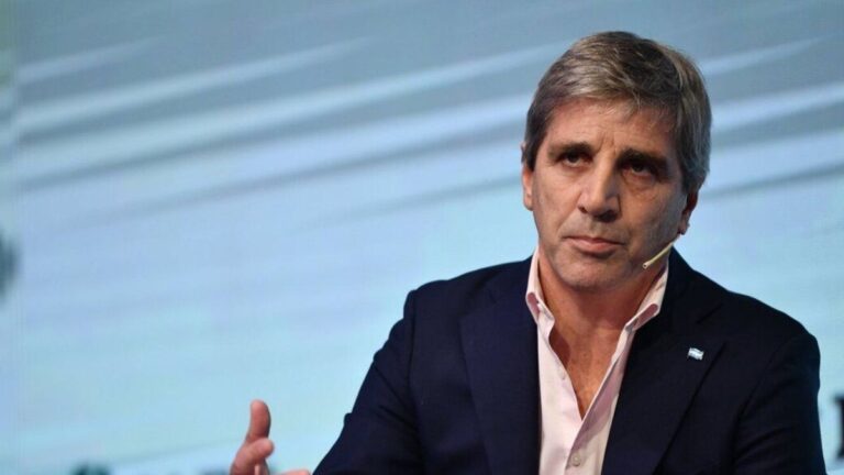 Luis Caputo justificó la leve suba de inflación con las «fiestas» y las «vacaciones»