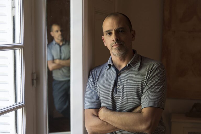 Diario de viaje de un coleccionista argentino, recorre ferias del mundo en busca de curiosidades