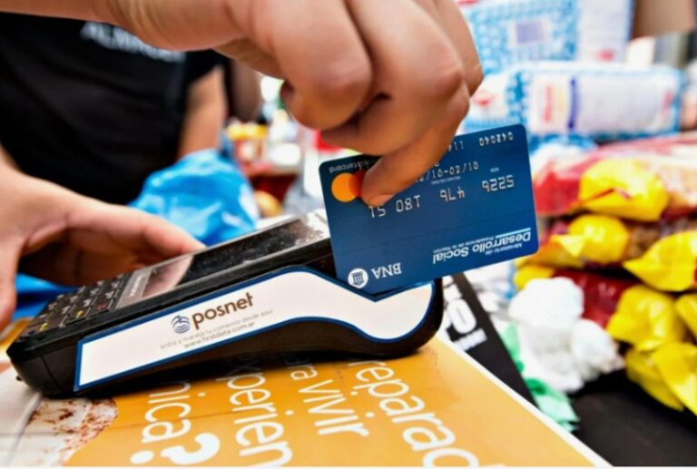 El Banco Central habilita pagos en dólares con tarjeta de débito y QR