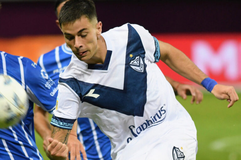 Valentin Gomez se entrena en una plaza de Italia sin saber que será de su futuro