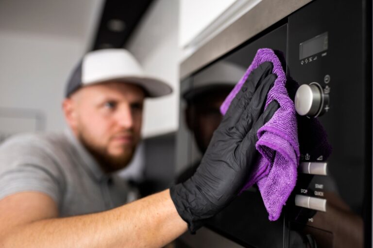 El sencillo truco para dejar el microondas libre de grasa en pocos segundos