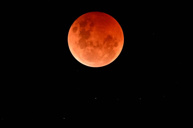 Videos y fotos: así se vivió el Eclipse Lunar Luna de Sangre 2025 en Argentina