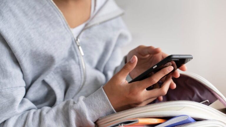 EEUU: legisladores impulsan un proyecto de ley que prohíbe los celulares en las aulas