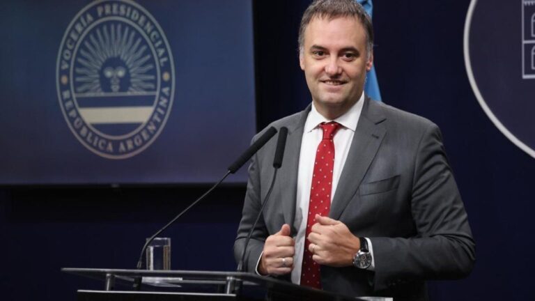 El partido Obrero le mandó una carta documento a Manuel Adorni: cuál fue la respuesta del vocero